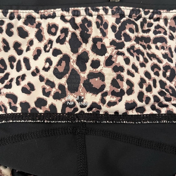 Women’s Buc-ee’s black with cheetah animal print accent leggings Large - Picture 4 of 4